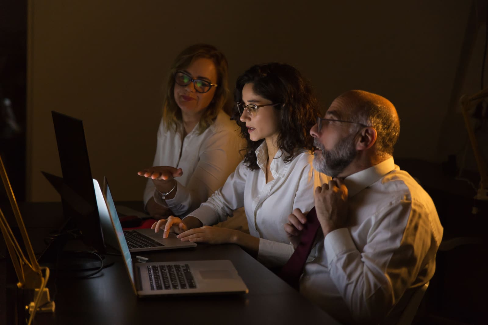 Equipo VAZLO CREATIVE coordinando una campaña en la oficina